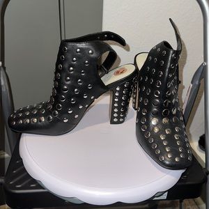 LOW START 1. STATE LEATHER SQUARE TOE HEELS